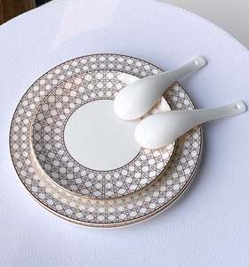 Nouvel ensemble de vaisselle en porcelaine fine à motif quadrillé doré européen, 10 pièces - Product Image 6