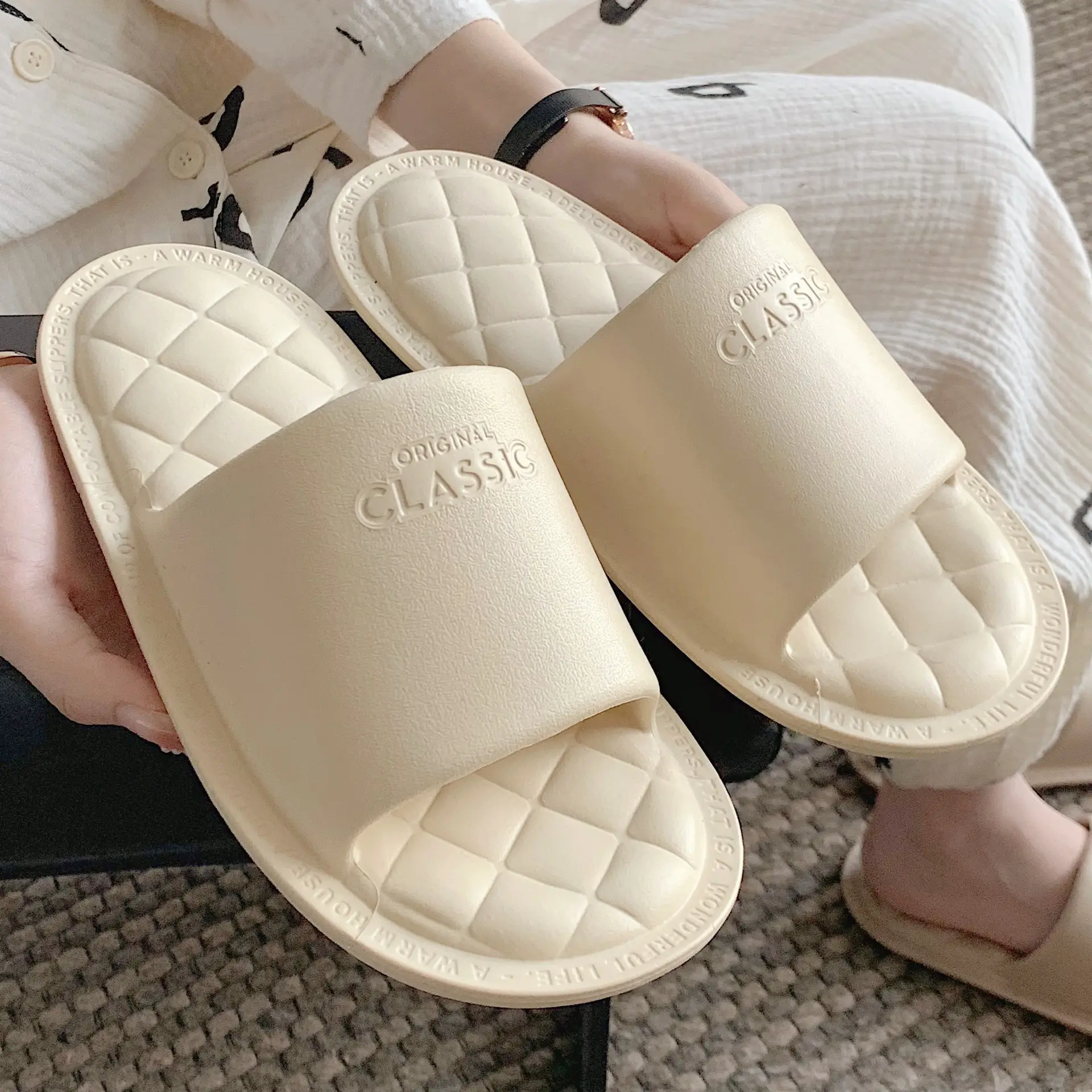 Novos chinelos eva 2024 verão estilo coreano simples e confortável casal doméstico estudante chinelos macios deslizamento eva slides