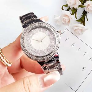 Montre de luxe pour femme bicolore or et argent, style dessin animé, avec lunette entièrement sertie de strass, verre saphir, chiffres romains, mouvement à quartz, en métal - Product Image 3