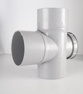 Conector de PVC fuerte y confiable en T para puerta Selfit ISI, ideal para instalaciones de tuberías residenciales, comerciales e industriales - Product Image 1