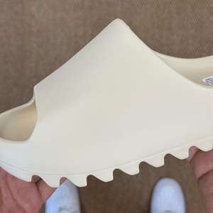 รองเท้าดีไซน์เนอร์รุ่นคลาสสิค ปี 2026 พร้อมโลโก้แบบกำหนดเอง รองเท้าแตะ Eva ระบายอากาศได้ดี สไตล์ลำลองสำหรับผู้ชาย - Product Image 2