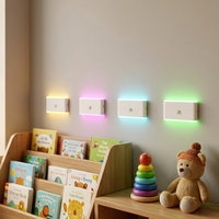 Veilleuse LED RGB portable moderne blanche 2026, à piles, rechargeable par USB, avec détecteur de mouvement, pour porche résidentiel, chevet, couloir