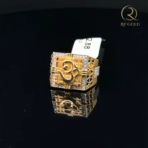 Bague élégante en or 18 carats pour homme avec pierres étincelantes et motif carré détaillé, idéale pour les occasions spirituelles spéciales - Product Image 1