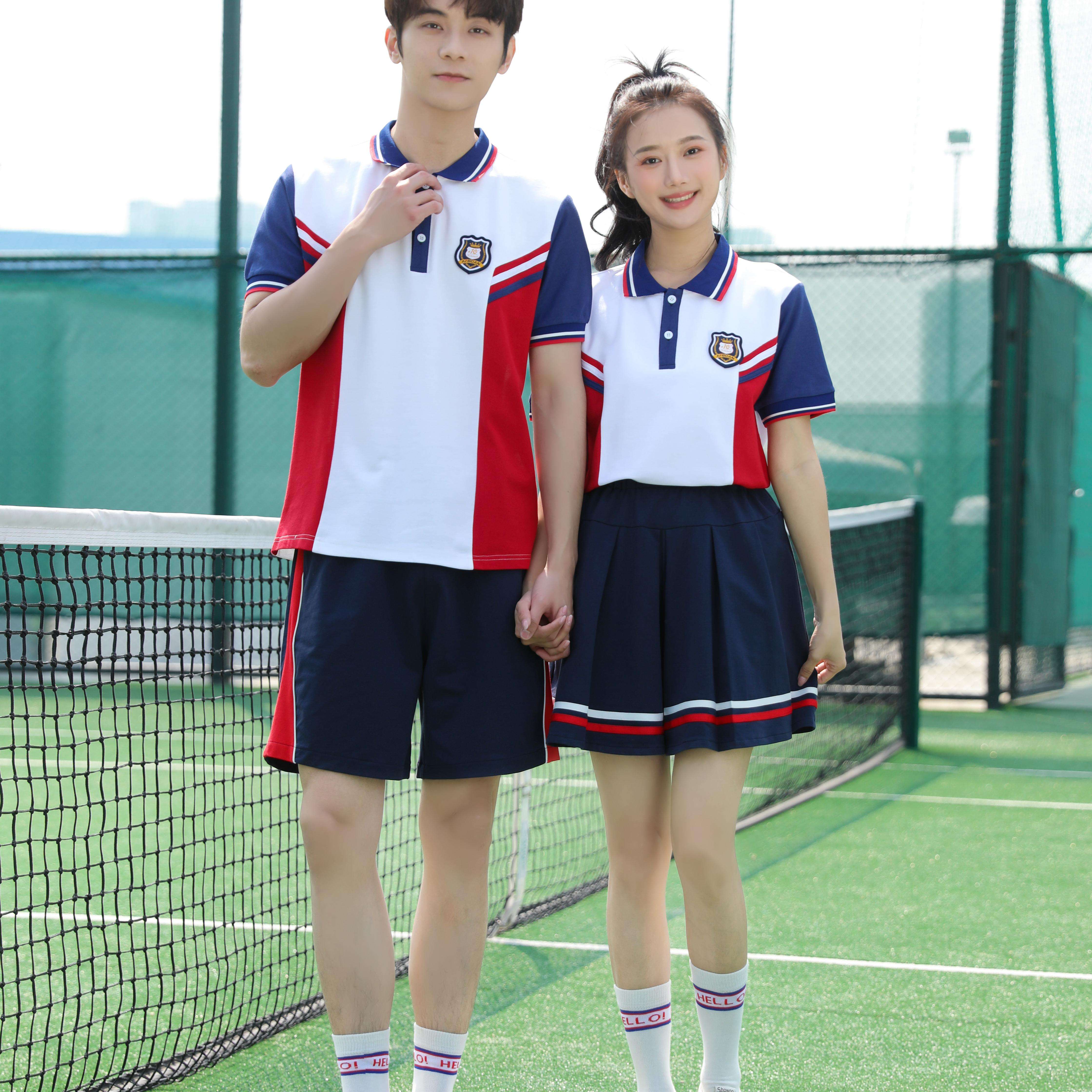 เสื้อโปโลสีขาว + กางเกงขาสั้นสีน้ำเงิน