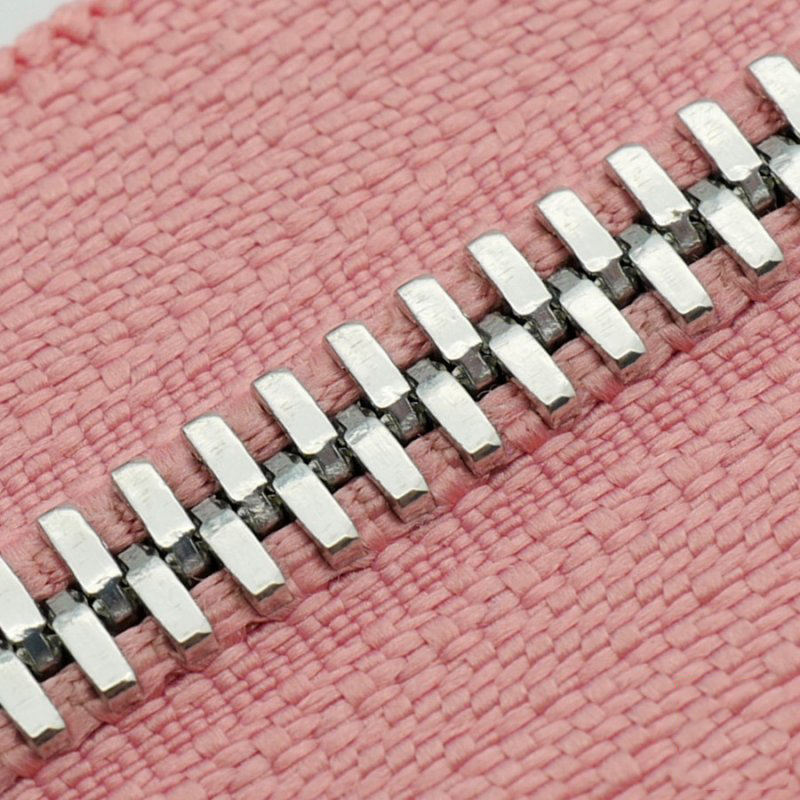 ผ้าสีชมพู + ฟันสีเงิน