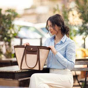 Fabriqué en Italie pour Cacharel, sac à main pour femme élégant et luxueux, style estival classique contemporain, vegan, à deux boutons. - Product Image 3