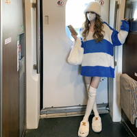 Pull chic rayé bleu et blanc à col en V - Pull en maille douce, haut confortable pour superposer en automne/hiver avec une touche streetwear