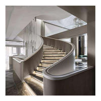 Table console avec escalier intégré en acier courbé et bois avec garde-corps en verre, design moderne, durable et sûr pour une utilisation en appartement intérieur