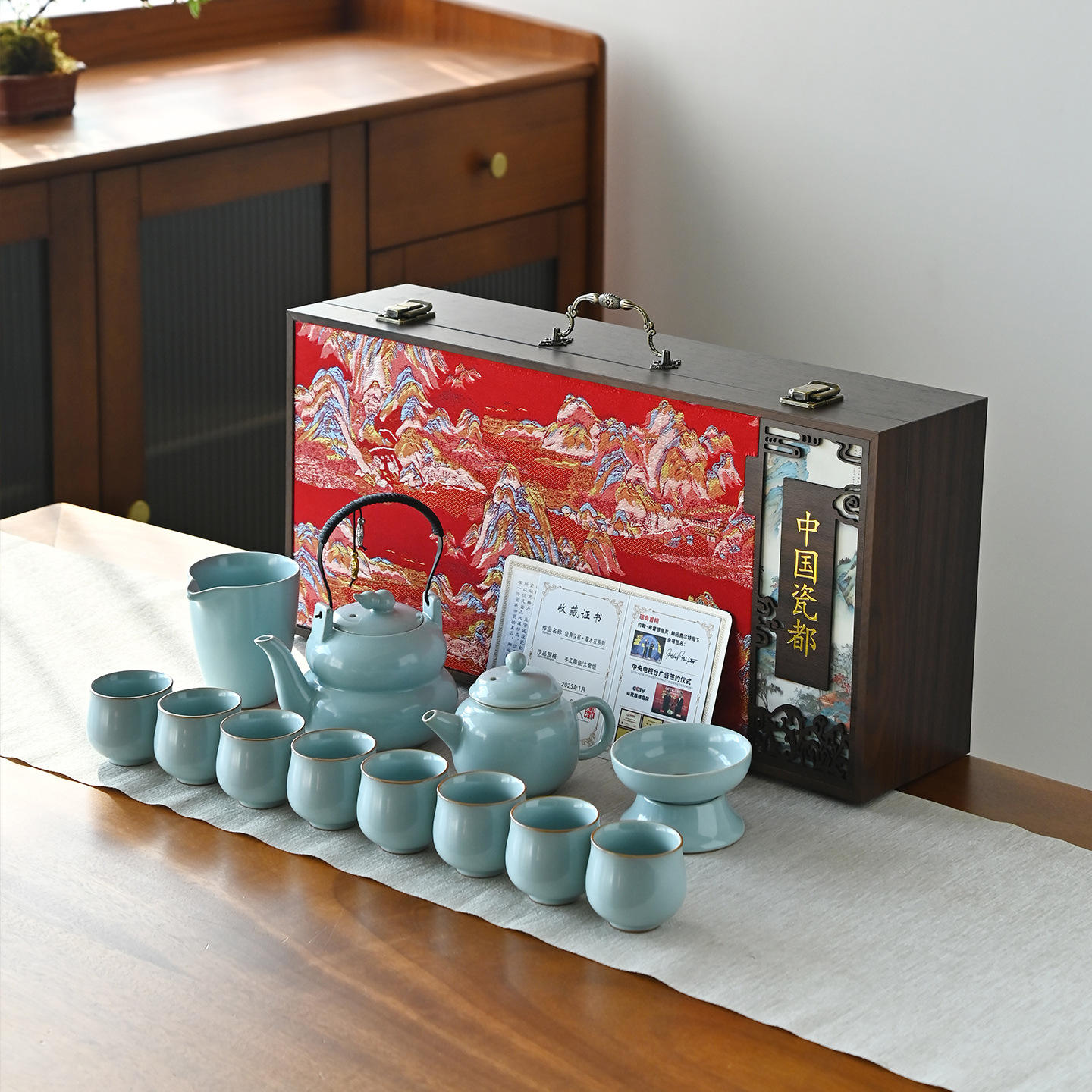 Un ensemble de 13 gourdes en porcelaine Ru (avec certificat)