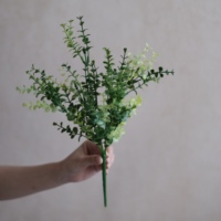 Hoogrealistische kunstmatige blad- en bloemdecoratie voor de eeuwiggroene kamer