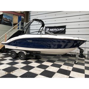 Bateau de luxe Sea Ray SPX 210 2025 avec moteur MerCruiser et réservoir de 37 gallons - Product Image 1