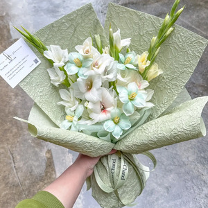 กระเป๋าทำด้วยมือกระดาษจับจีบสองชั้นลายดอกไม้จากร้านดอกไม้กระเป๋าวัสดุลายดอกไม้เคลือบแป้งสวยงาม - Product Image 2