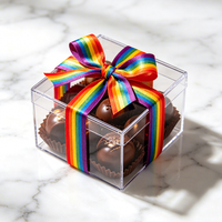 Boîte de présentation carrée en acrylique transparente personnalisée avec un ruban en satin arc-en-ciel pour la présentation de chocolats et de bonbons