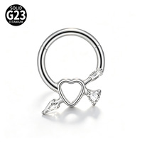 Anneau sans soudure en titane ASTM F136 G23, motif flèche traversant un cœur, serti de zircone cubique multiforme, pour boucles d'oreilles et anneaux de nez tendance