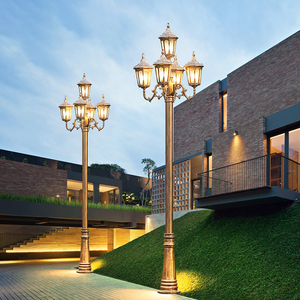 โคมไฟสนามทองเหลืองกลางแจ้ง LED แสงวอร์มไวท์ โคมแก้ว IP66 AC 220V รับประกัน 10 ปี 1800lm 2700K พร้อมเซ็นเซอร์ตรวจจับความเคลื่อนไหว ใช้พลังงานแสงอาทิตย์ - Product Image 1