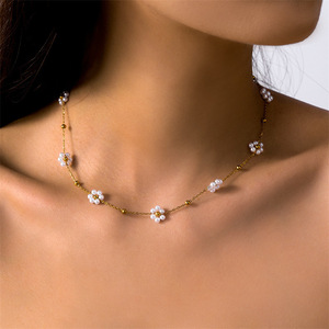 <span class=keywords><strong>Collana</strong></span> Girocollo Delicata con Fiore <span class=keywords><strong>di</strong></span> Perle, Placcata in Oro 18K, Materiale in Lega Impermeabile, Ciondolo a Margherita per Donne - Product Image 2