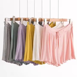 Pantaloncini Premaman Estivi <span class=keywords><strong>in</strong></span> Tessuto Fresco ed Elastico, Shorts per Gravidanza con Fascia <span class=keywords><strong>in</strong></span> Vita Regolabile, Abbigliamento Premaman Emotion Moms - Product Image 1