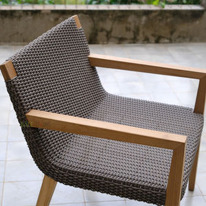La chaise Zusa présente un design ergonomique et des courbes élégantes, offrant un confort et un style ultimes, parfait pour les intérieurs modernes. - Product Image 6
