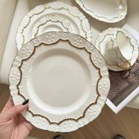 Nouveau service de vaisselle en céramique gaufrée de luxe service de vaisselle à bordure dorée pour mariage événement restaurant vaisselle blanche ensembles de vaisselle