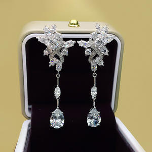 Boucles d'oreilles pendantes en or blanc avec zircon taillé en poire et strass, sertissage griffe, bijoux romantiques de mariage pour femme - Product Image 5