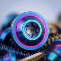 Vis en titane GR5 colorées usinées CNC, boulons anodisés PVD arc-en-ciel pour modification de performance - Matériel de précision sur mesure