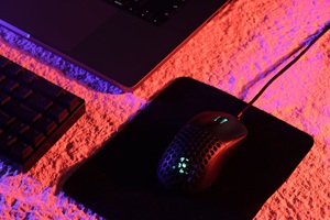 Souris de jeu sans fil Skyloong M1 avec 3 modes de connectivité de type C JIUWEI autocollants de scientifique fou orientation droite - Product Image 5