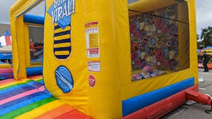 Photomaton Gonflable Viral, Cabine Vidéo Gonflable Virale, Photomaton avec Canapé et Bouée Flamingo - Product Image 5