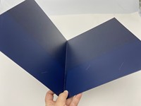Carpeta de Presentación Personalizada Azul Marino con Logotipo Plateado en Relieve para Propuesta Comercial