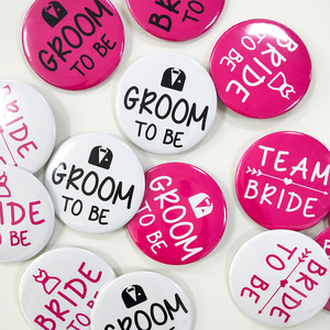 Botones <span class=keywords><strong>de</strong></span> solapa <span class=keywords><strong>de</strong></span> 58 mm para <span class=keywords><strong>despedida</strong></span> <span class=keywords><strong>de</strong></span> <span class=keywords><strong>soltera</strong></span> <span class=keywords><strong>de</strong></span> la futura novia - Botones <span class=keywords><strong>de</strong></span> solapa para el futuro novio/Equipo del novio/Equipo <span class=keywords><strong>de</strong></span> la novia en rosa intenso y blanco - Product Image 4