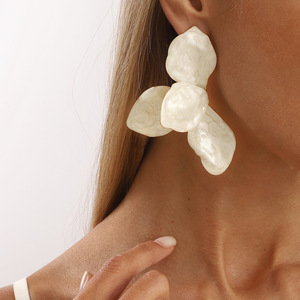 Orecchini a Perno Geometrici in Stile Europeo e Americano con Design Floreale Asimmetrico, Grandi Orecchini a Fiore - Product Image 2