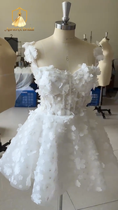 Abito da sposa corto con spalline sottili, corpetto a cuore e decorazioni floreali 3D, ideale per fuga in due, addio al nubilato o matrimonio. - Product Image 3