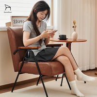 Chaises en cuir de fabrication artisanale, design moderne et décontracté avec accoudoirs et pieds en métal, confortables et durables pour l'ameublement de la maison