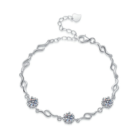 Bracelet en argent sterling 925 au design unique en chaîne ondulée avec trois moissanites taille brillant de 0,5 ct et chaîne d'extension Love pour femme