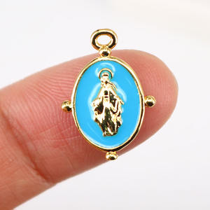 Ciondolo Medaglia Religiosa Cristiana CZ7983 in Smalto Placcato Oro con Charm di Maria - Product Image 3