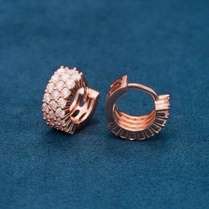 ต่างหูห่วงทองเหลืองรูปตัวโอสำหรับผู้หญิง ประดับเพชรสามแถว ชุบโรเดียม สไตล์วินเทจ เหมาะสำหรับใส่ในงานแต่งงาน - Product Image 3