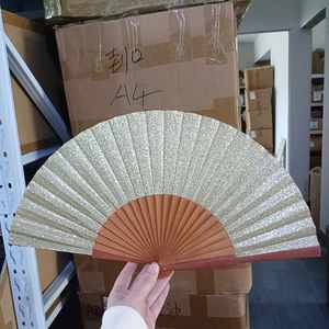 พัดไม้ไผ่แกะสลักลายพื้นเมืองแบบกำหนดเอง ประดับคริสตัล สไตล์สเปน/ยุโรป พับได้ ขนาด 23 ซม. ของขวัญทางธุรกิจ แบรนด์ Wuyung รับทำตามแบบ - Product Image 6
