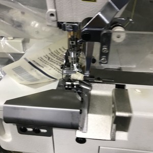 Máquina de Coser Industrial Usada Juki 7723 de Tres Agujas con Puntada Interlock y Cama Plana - Product Image 3