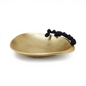 Cuenco minimalista hecho a mano de metal dorado con asa negra para servir dátiles con chocolate, decoración para Ramadán y Eid, vajilla. - Product Image 1