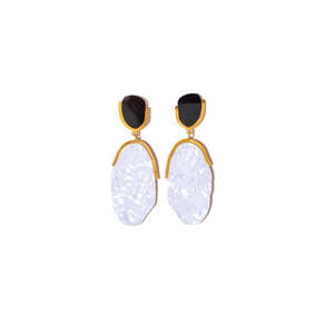 Boucles d'oreilles pendantes tendance en acier inoxydable 316L avec placage or PVD, design durable et résistant avec pierres blanches et noires - Product Image 1