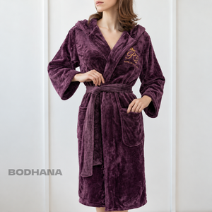 Peignoir en flanelle violette à capuche, long et confortable, personnalisable avec logo, chaud et durable, vente en gros - Product Image 1
