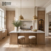 Meubles de cuisine modernes de style campagne française en chêne blanc naturel, avec alcôve en plâtre cintrée et marbre Calacatta, menuiserie de penthouse