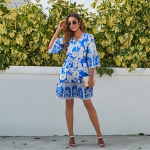 Robes décontractées <span class=keywords><strong>mi</strong></span>-longues en polyester à col en V et taille haute, imprimées, style bohème européen et américain, nouvelle collection, vente en gros - Product Image 3