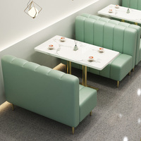 Tables basses et chaises de stand de restaurant moderne d'hôtel haut de gamme