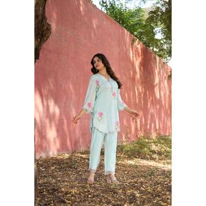 Kurta y Pantalones para Mujer de Alta Calidad, Estampado Floral Azul, Corte Regular, Tela Suave y Cómoda para Uso Casual, Oficina o Diario, en Venta - Product Image 4