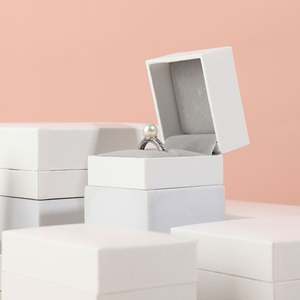 กล่องเครื่องประดับกระดาษหนังเทียมสีขาวโลโก้ OEM กล่องสี่เหลี่ยมชุดแหวนสร้อยคอต่างหูบรรจุภัณฑ์ - Product Image 5