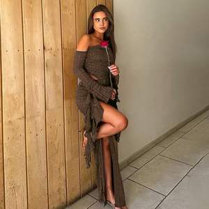 Ensemble jupe longue et haut court moulant pour femme, style épaules dénudées, avec fente et manches longues, en polyester et mousseline, collection 2026 - Product Image 4