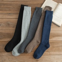 Vente en gros de chaussettes pour hommes Chaussettes longues tube épaisses pour l'hiver à mollet Chaussettes hautes chaudes et moelleuses pour hommes Bas à boucle