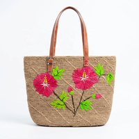 Sac fourre-tout en raphia brodé géométrique fait main de luxe écologique avec deux poignées et fermeture ouverte pour la plage et les voyages