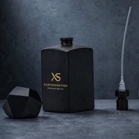 Flacon de parfum à paroi épaisse, finition mate, 30 ml, 50 ml, bouchon noir facetté, logo estampé or, col serti, en verre, pour marque