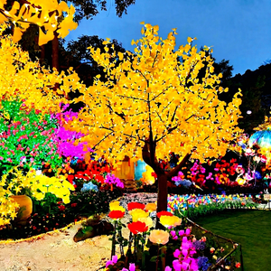 Arbre de Ginkgo LED hautement réaliste avec feuilles dorées pour la décoration des entrées de centres de villégiature et des festivals d'hiver - Product Image 1